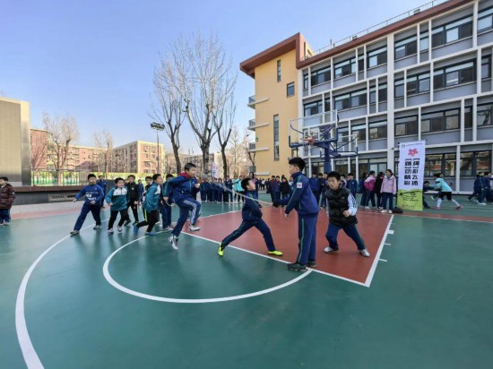 196体育入口各地中小学改进体育教育：让年轻一代在运动中强意志健身心(图1)